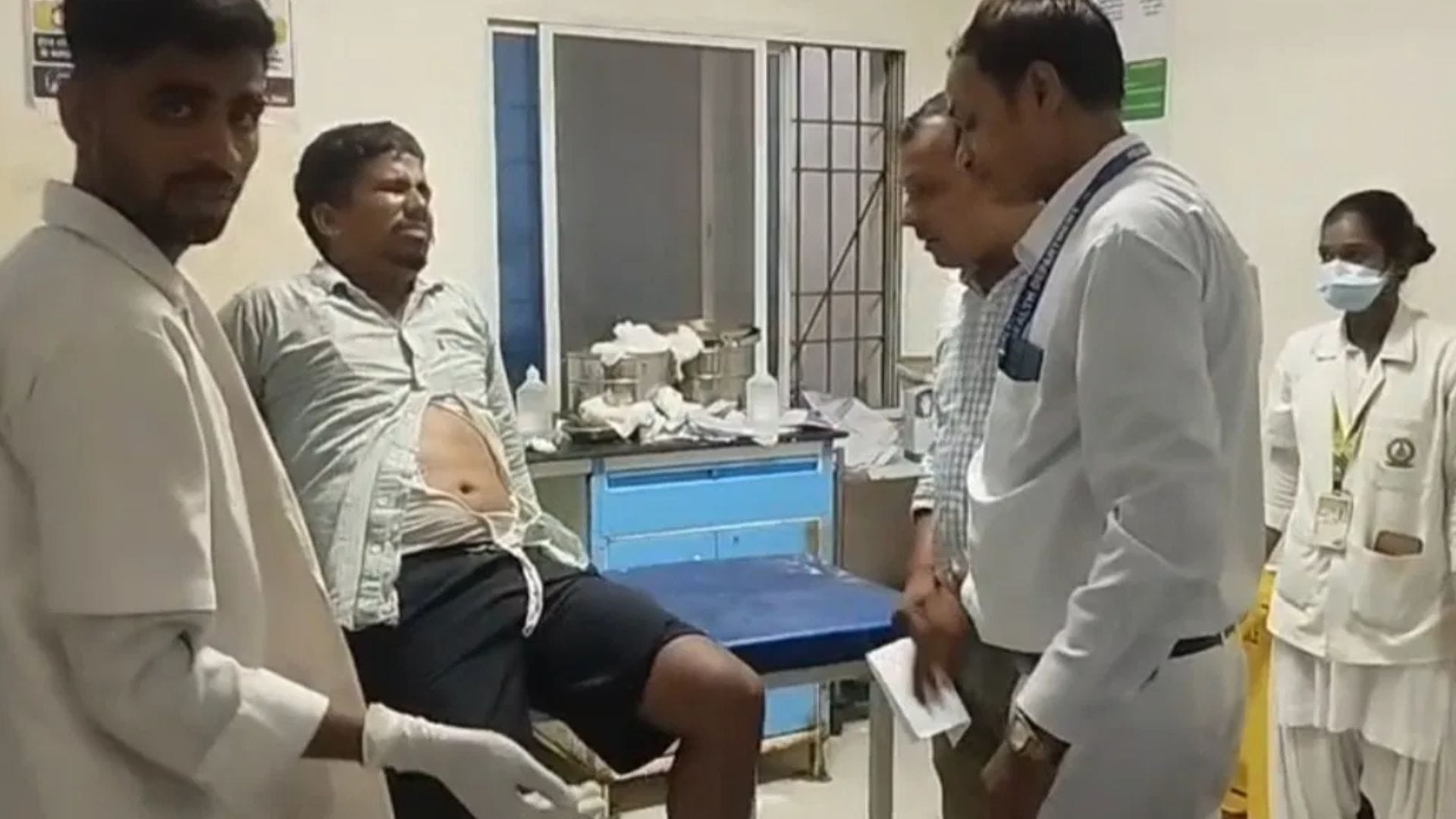 घायल का इलाज करते हुए डॉक्टर