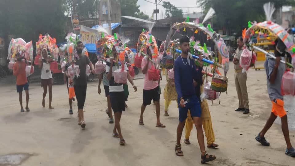special coincidence of 'Som Pradosh' doubled the enthusiasm of the Kanwariyas
