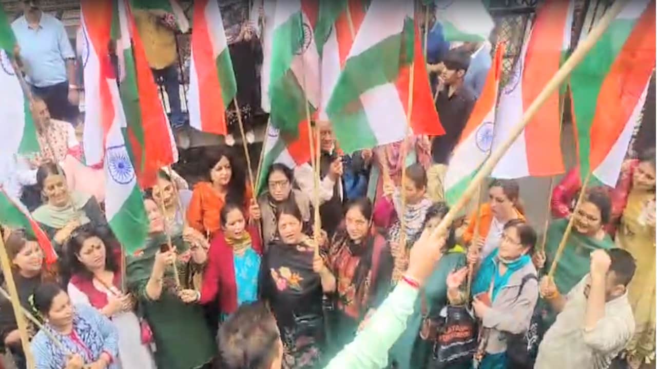भाजपा ने शिमला में निकाली तिरंगा यात्रा।