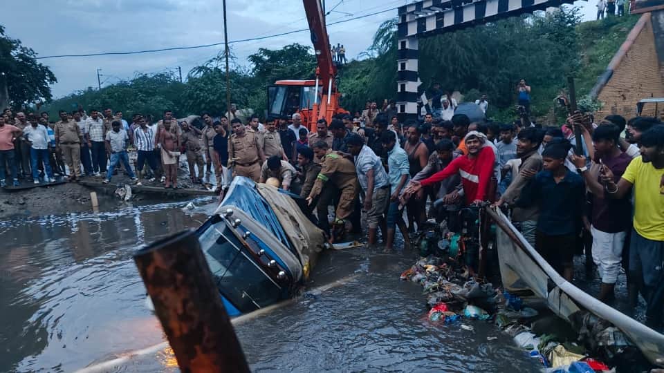 Horrifying Agra Accident: Auto With Five Passengers Plunges Into Pit Two Passersby Rescue Four Lives