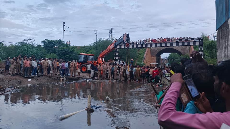 Horrifying Agra Accident: Auto With Five Passengers Plunges Into Pit Two Passersby Rescue Four Lives