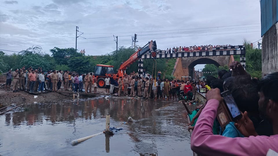 Horrifying Agra Accident: Auto With Five Passengers Plunges Into Pit Two Passersby Rescue Four Lives