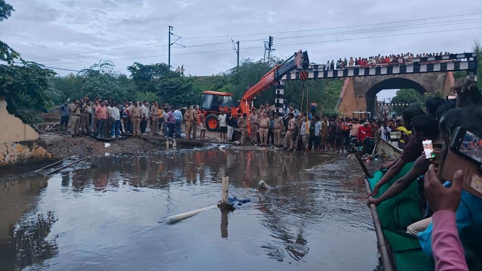 Horrifying Agra Accident: Auto With Five Passengers Plunges Into Pit Two Passersby Rescue Four Lives