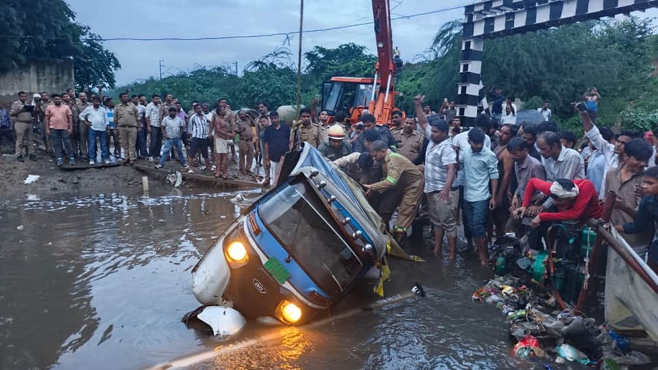 Horrifying Agra Accident: Auto With Five Passengers Plunges Into Pit Two Passersby Rescue Four Lives
