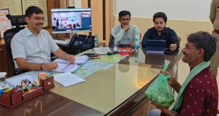 Farmer Reaches Agra DM With Wild Kachkora to Thank Him After 3-Year Wait