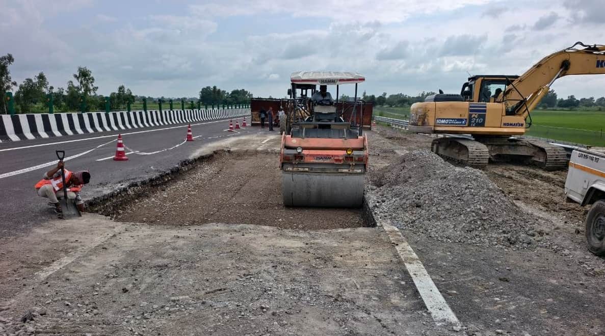 25 days after inauguration of Kanpur Lucknow Expressway road caved in at 53 locations NIT team  investigation