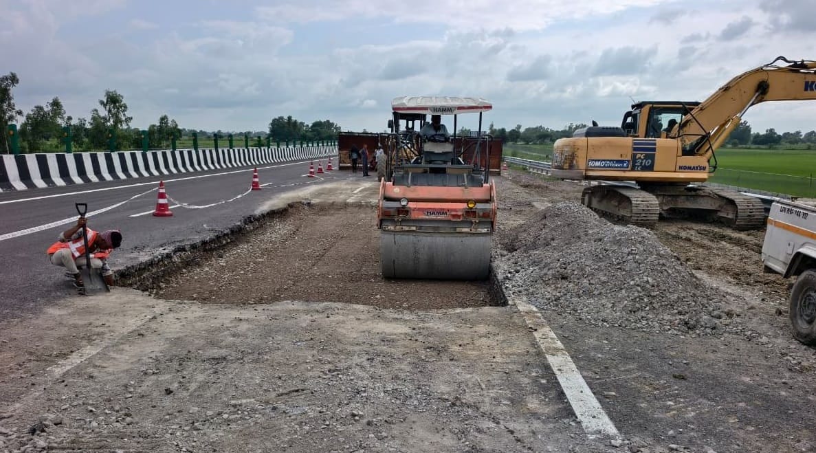 25 days after inauguration of Kanpur Lucknow Expressway road caved in at 53 locations NIT team  investigation
