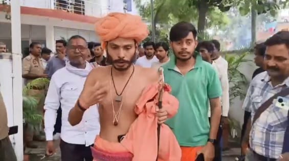 Kanpur Mahant arrives at police station wielding a sword accuses tannery owners of polluting the Ganga