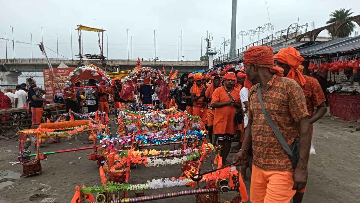 Crowds of Kanwariyas throng the Kachhla Ganga Ghat in Badaun route diversions to remain in effect until Monday