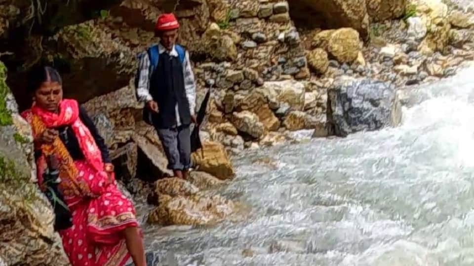 Villagers are troubled due to the bridge connecting Manigai Tok Bageshwar being washed away