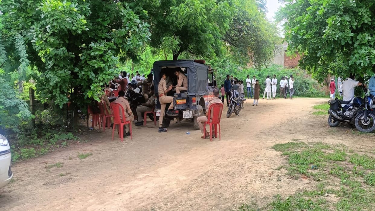 Amid tight security, Umar has arrived at the Kasari Masari graveyard from Lucknow Jail