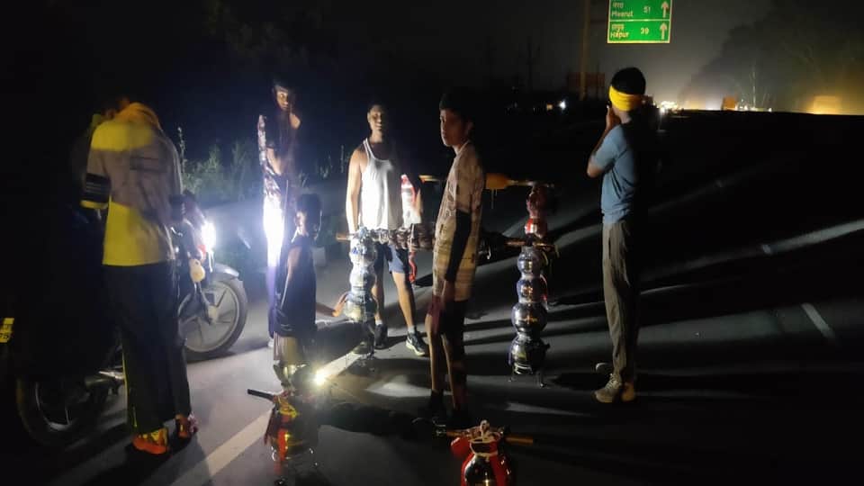 Kanwariyas passing through Kanwar Marg in darkness questions raised on preparations of administration in Hapur