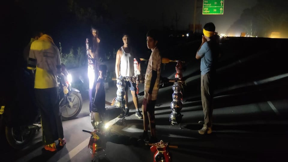 Kanwariyas passing through Kanwar Marg in darkness questions raised on preparations of administration in Hapur
