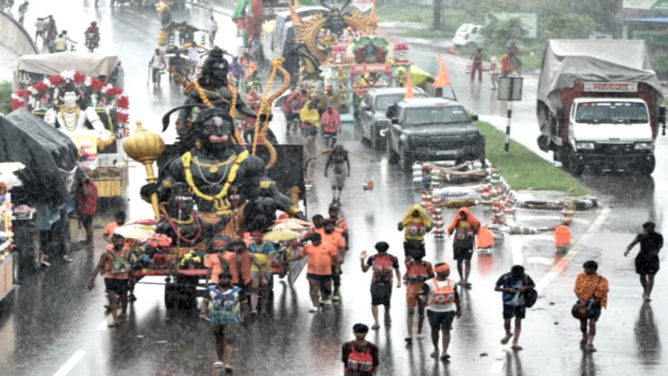 Kanwad Yatra: Highways Echo With Har Har Mahadev as Kanwariyas Turn Western UP Roads Into a Sea of Devotion
