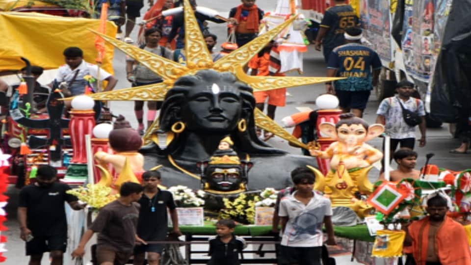 Kanwad Yatra: Highways Echo With Har Har Mahadev as Kanwariyas Turn Western UP Roads Into a Sea of Devotion