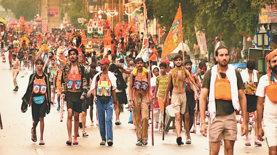 Kanwad Yatra: Highways Echo With Har Har Mahadev as Kanwariyas Turn Western UP Roads Into a Sea of Devotion