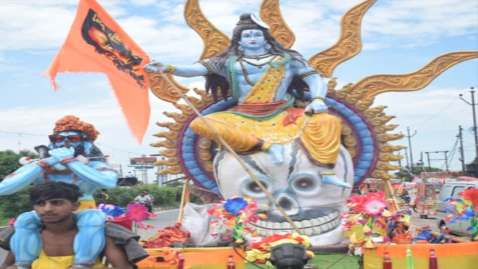 Kanwad Yatra: Highways Echo With Har Har Mahadev as Kanwariyas Turn Western UP Roads Into a Sea of Devotion