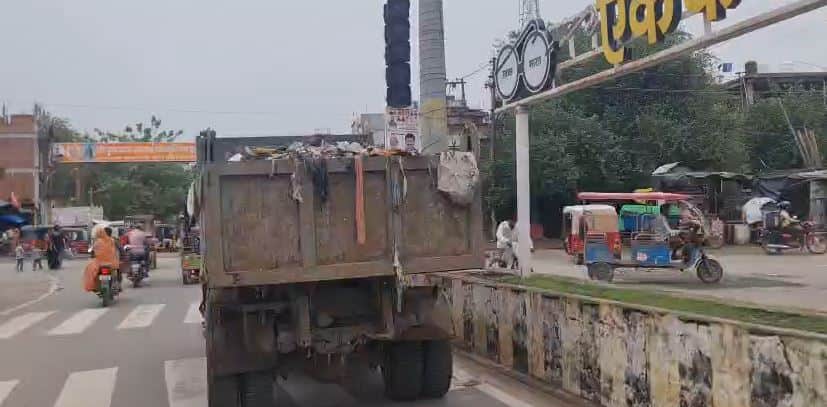 Garbage Yard: Firozabad Sanitation Workers Handle Waste Barefoot and Bare-Handed Suffer Fungal Infections