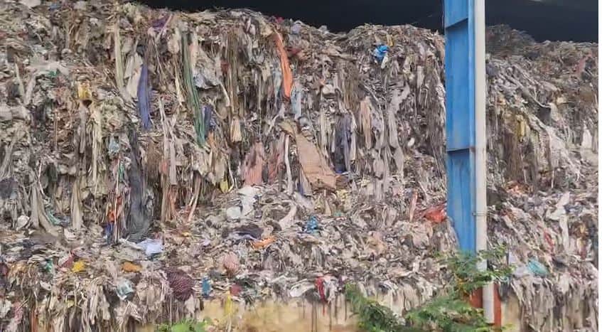 Garbage Yard: Firozabad Sanitation Workers Handle Waste Barefoot and Bare-Handed Suffer Fungal Infections