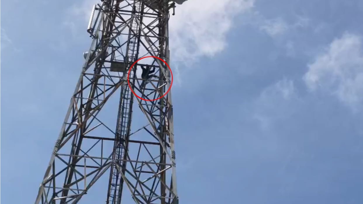 Lover climbs mobile tower insisting on marrying his girlfriend in azamgarh