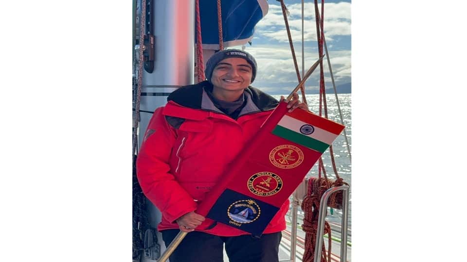 Major Karamjit Kaur from Sirsa hoisted the Tricolour after a 47000-kilometer Sea Circumambulation Expedition