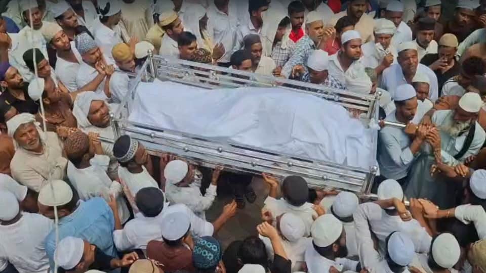 Pauri Accident Six funeral procession leave family home simultaneously In Haridwar Photos