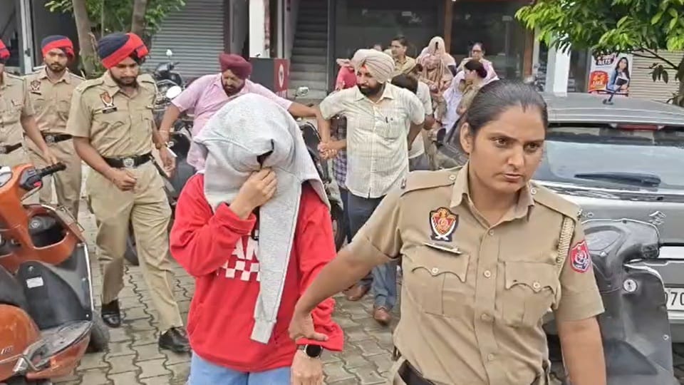 पुलिस ने 8 लड़कियां और 4 युवक हिरासत में लिए