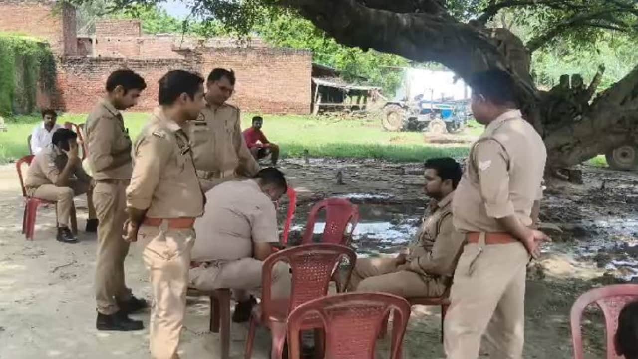 गांव में पुलिस तैनात