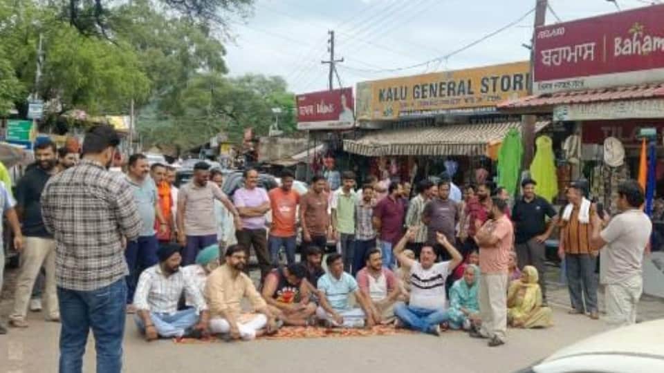 Power crisis in Pathankot No electricity in Kandi region for four days angry residents staged protest
