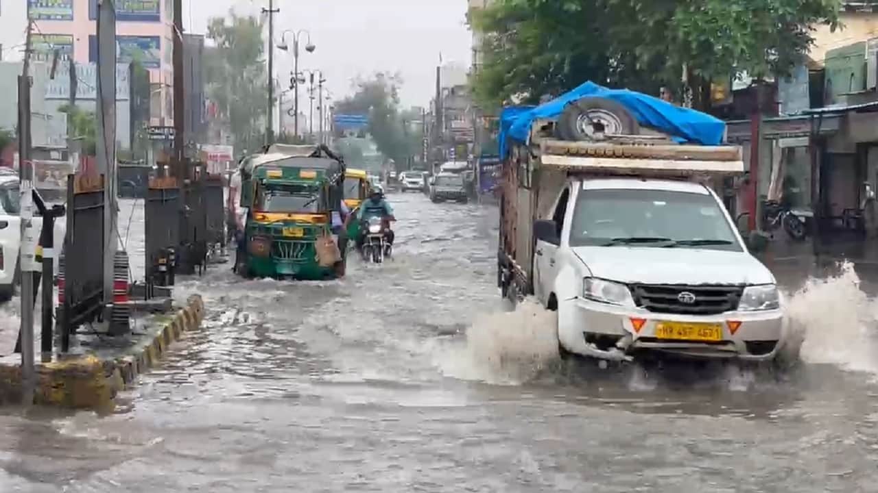 रोहतक में सड़कों पर जमा पानी