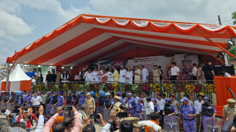 Kanwad Yatra: Heavy Traffic Jam on Delhi-Dehradun Highway After CM Yogi’s Flower Shower on Kanwariyas