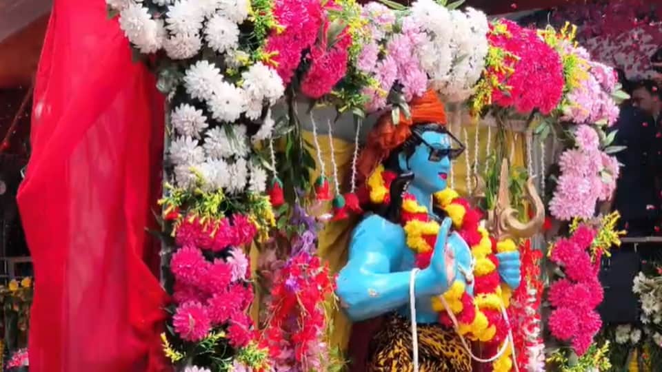 CM Yogi Showers Flowers on Kanwariyas in Meerut, Welcomes Shiva Devotees