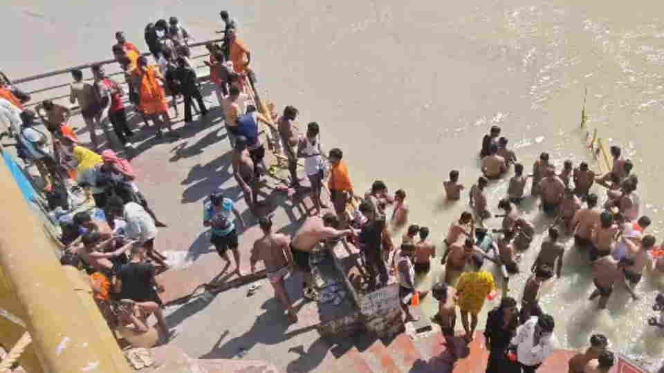 Devprayag News Kanwariya from Haryana swept away by strong current of Ganga at Todeshwar Ghat