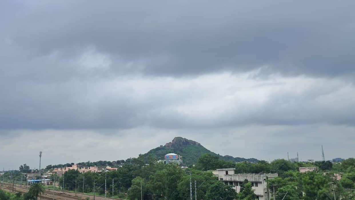 Jhansi: Humid conditions cause discomfort; intermittent cloud cover persists