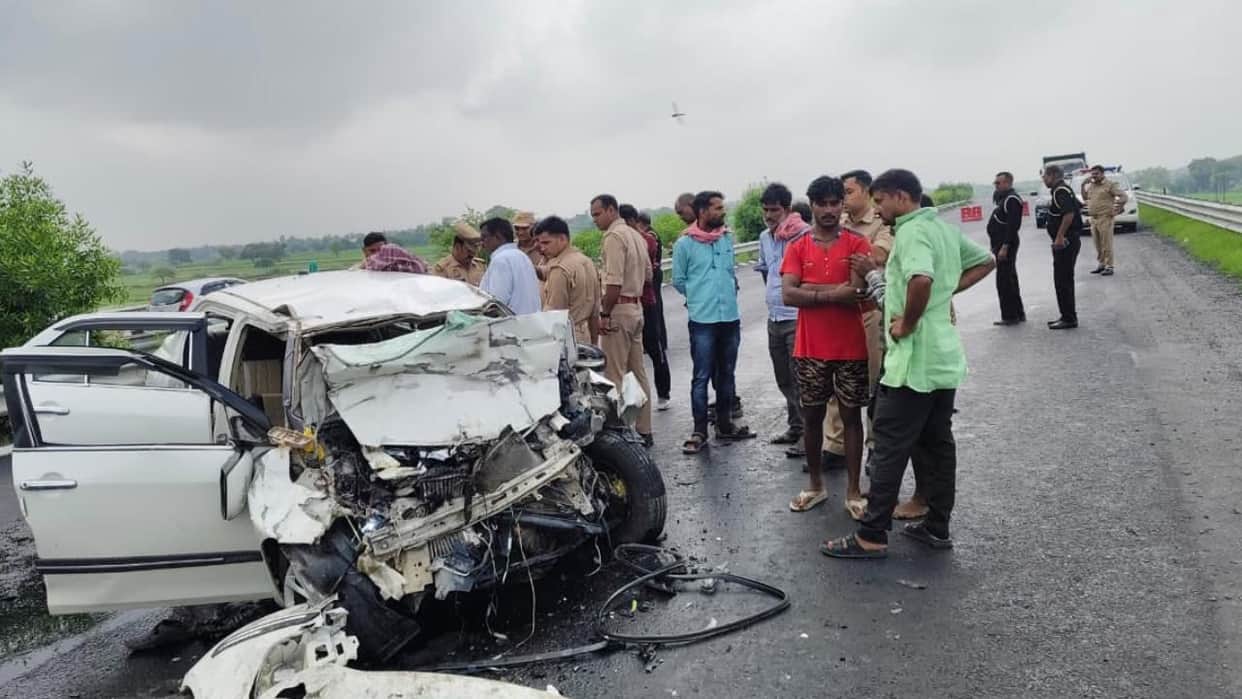 Accident on Bundelkhand Expressway: Two dead, three critically injured after car rams into truck