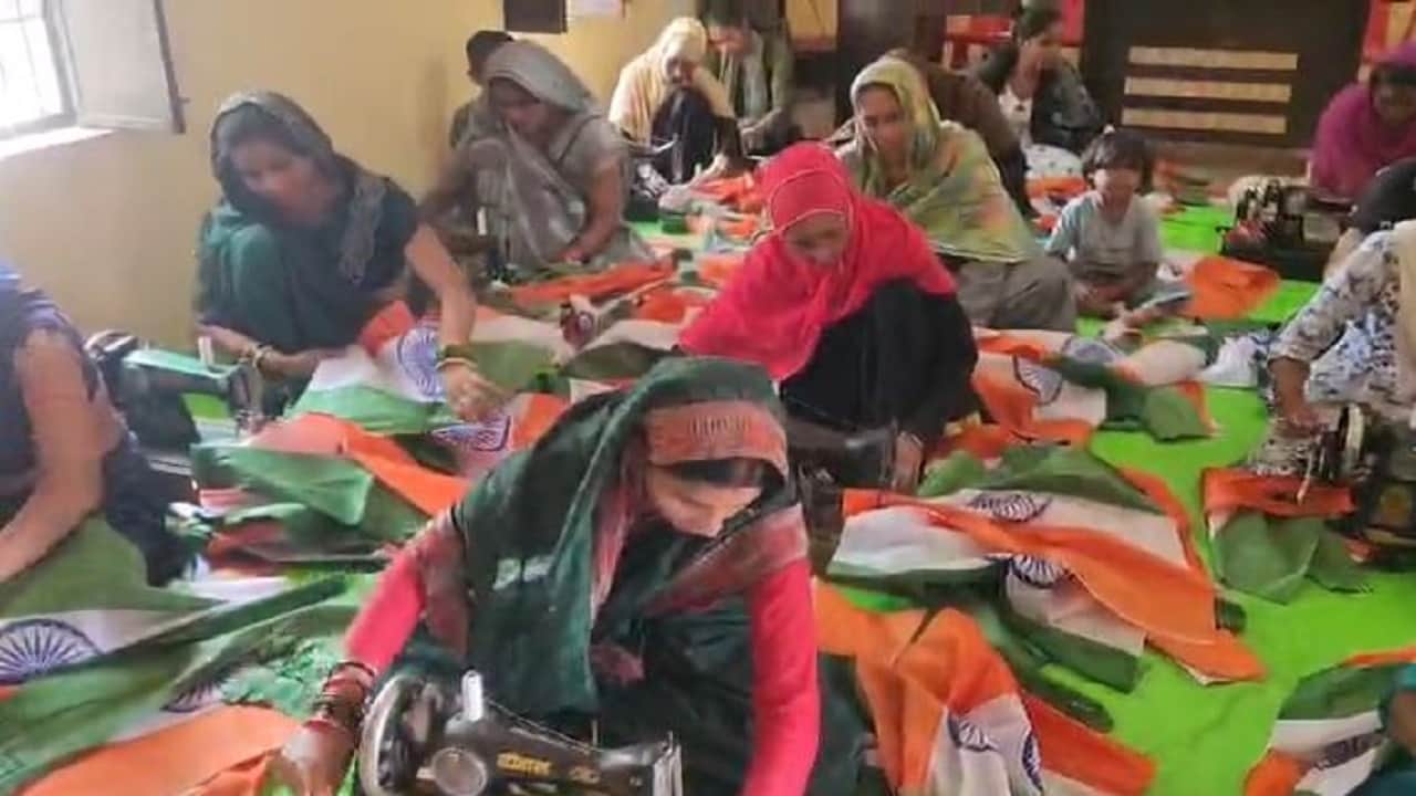 तिरंगा झंडे बनाती महिलाएं