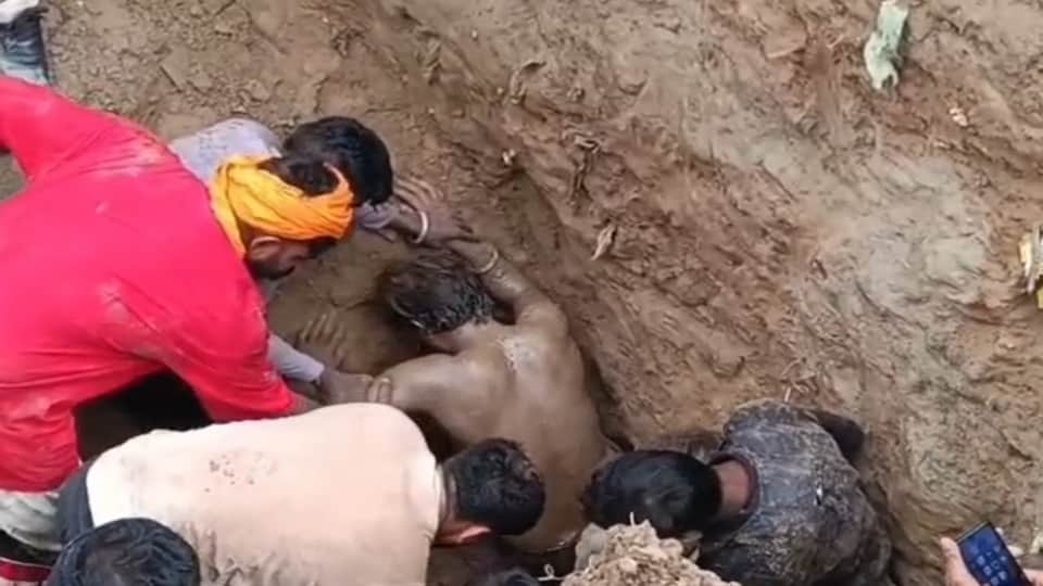 Moga Two laborers buried in a 15-foot-deep pit after soil caved in while laying a sewerage pipe