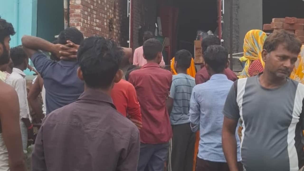 पीड़ित के मकान के बाहर जुटे लोग