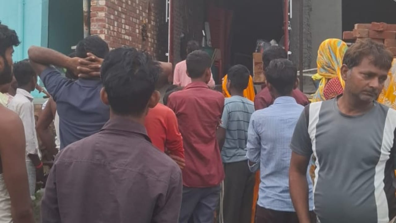पीड़ित के मकान के बाहर जुटे लोग