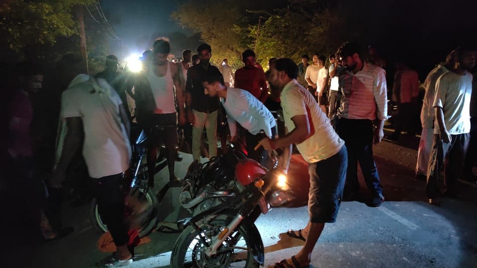 Bike riding couple dies in road accident in Agra