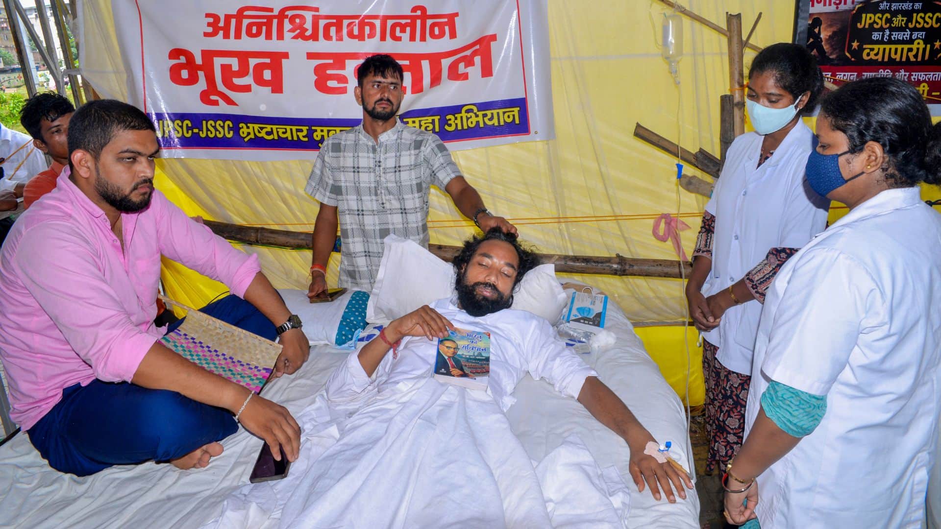 भूख हड़ताल पर बैठे देवेंद्र महतो से सरकार ने की बात