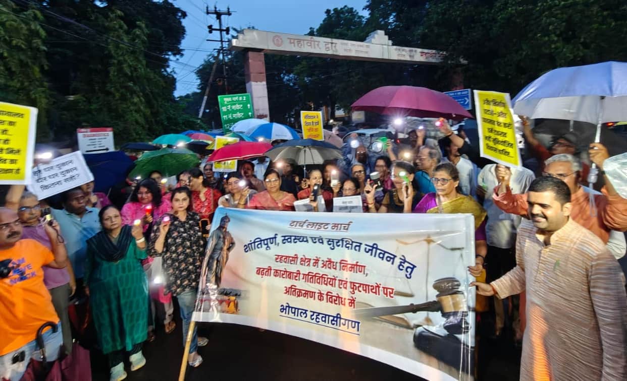 Torchlight march against illegal construction: Over 50 residents' associations take to the streets, asking—no