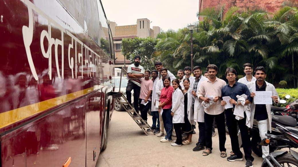 हमीदिया के जूनियर डॉक्टर रक्तदान करने के बाद
