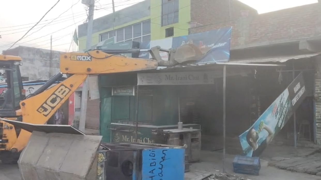 Three people arrested for selling chicken pakoras and bulldozer action taken against biryani shop in Bareilly
