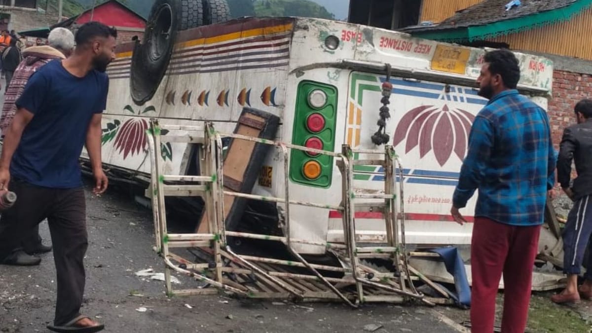 Chamba Bus Accident: टांडा मेडिकल कॉलेज में इलाज के दौरान घायल महिला ने तोड़ा दम, चलुंज हादसे में आठ मौतें