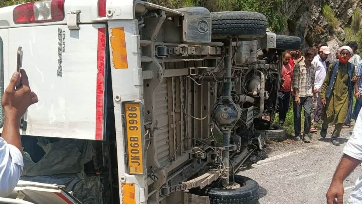 Tempo accident assar doda jammu highway.. 12 injured 4 reffer to batot hospital