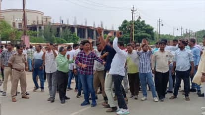 Road blocked for hours following contractor's murder in Gorakhpur; 4 accused arrested.