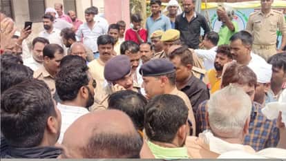 Road blocked for hours following contractor's murder in Gorakhpur; 4 accused arrested.
