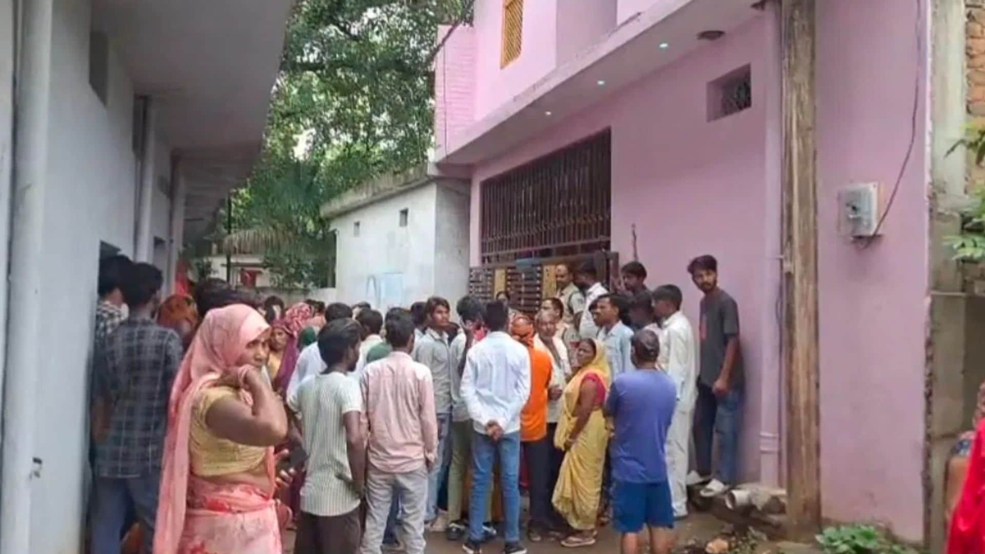 घर के बाहर लगी भीड़