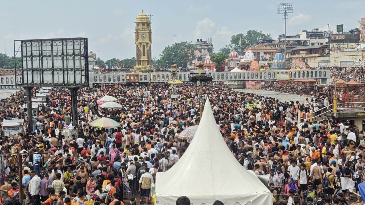 Kanwar Yatra 2026 millions Devotees take Gangajal from haridwar Har Ki Pauri Photos